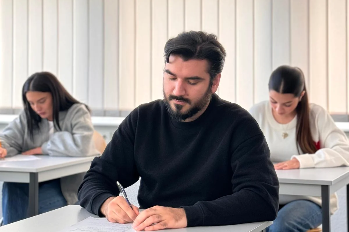 Teilnehmende bearbeiten schriftliche Aufgaben in einem IFB-Prüfungsraum